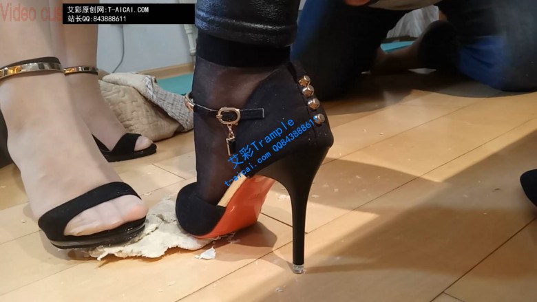 两个主人同时出现，一起调教奴隶，给奴隶踩踏美食！