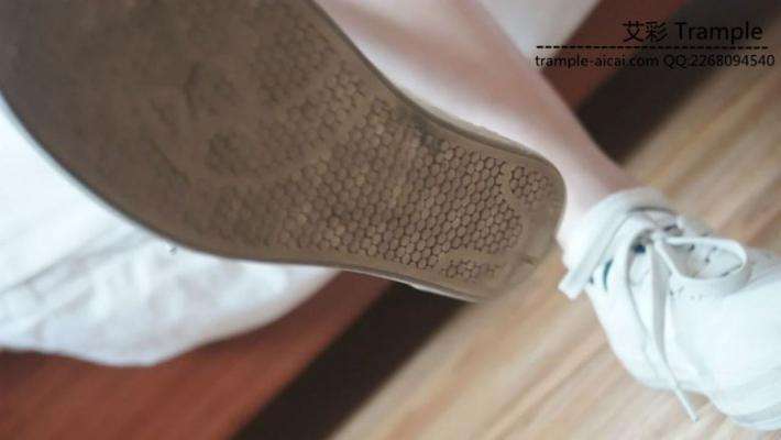 某工商大一两女学生帆布鞋的初次踩踏