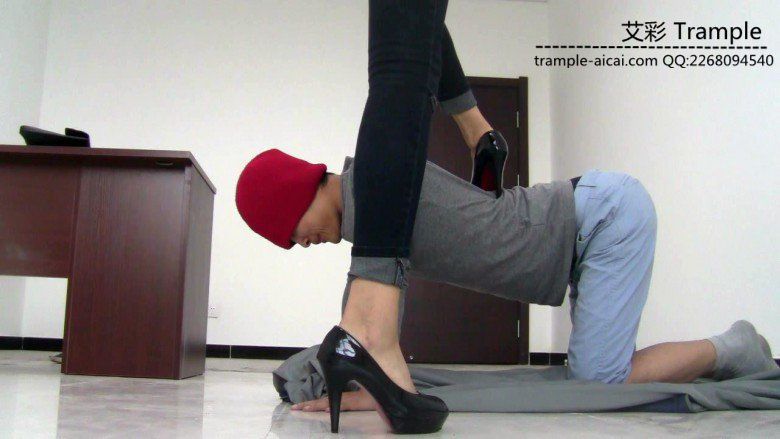 跪舔冰冰女主黑高跟做鞋垫膜拜高跟被践踏！