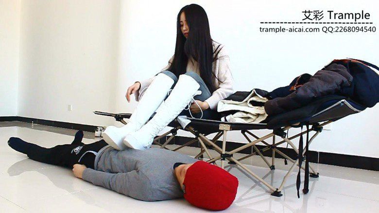 天依女主白靴子棉袜的人体脚踏！