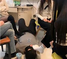 【精神小妹】3素人S-运动鞋棉袜裸足踩踏喂食 bf36330