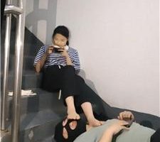 【樱樱】职高女神-楼道裸足无意识踩【一】 JS240430-8