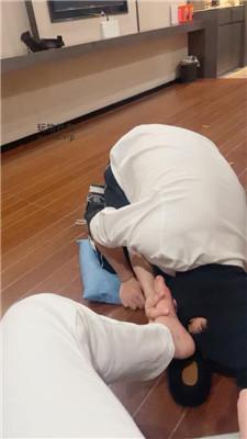 【小凤梨】臭脚丫裸足恋足舔 JS250212-22