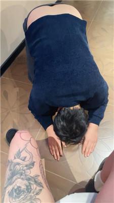 【小凤梨】藤条抽打/滴蜡/品尝玉足【双视角版】 JS250222-17