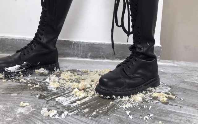 健身美女长靴楼道踩蛋糕面包制作狗粮 YC-250317-2