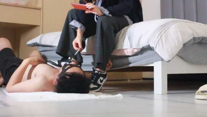 【黑丝诱惑】沐沐女主两双脏鞋底舔干净再用舌头灭烟 YC-260110-6