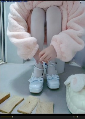 白丝lo鞋踩面包吐口水 JS260214~3