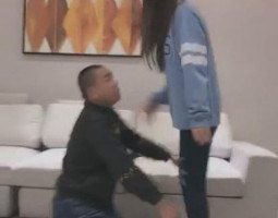 viv运动鞋i暴力踢脸踢裆发泄必须踹脸出血