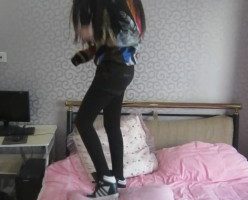 气质绝美长腿美女高帮休闲鞋踩枕头,换鞋大秀美腿