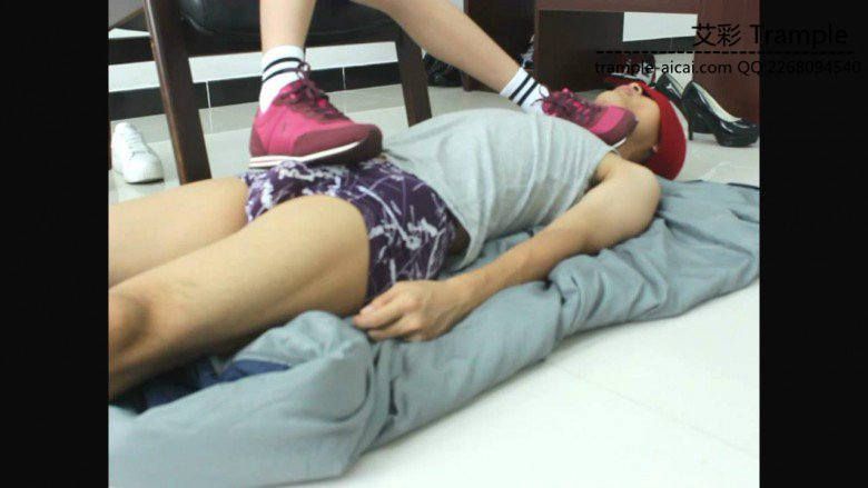 00后女主运动鞋，运动棉袜践踏贱狗下体让贱狗闻舔！