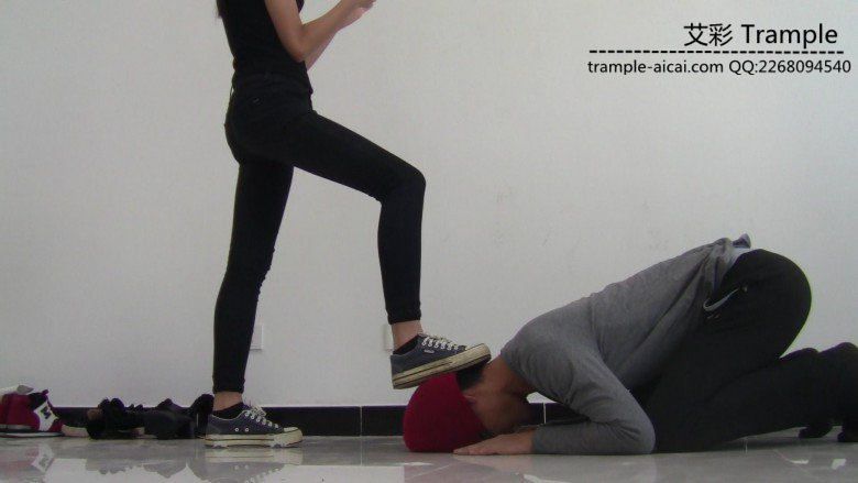 00后天使女主暴打贱狗踢裆膝顶！