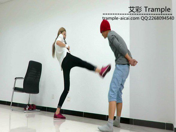 冰冰女主暴打小流氓膝顶，踢裆！