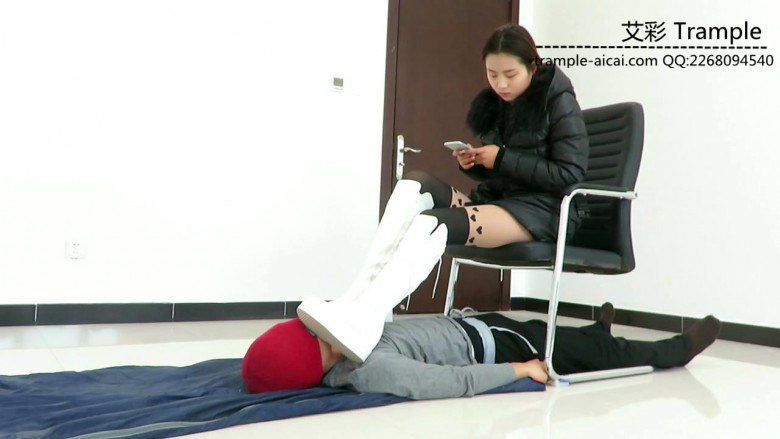 甜美媛媛女主长靴虐奴丝袜踩脸踩嘴揉搓！