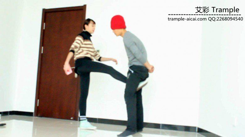 00天使女帆布鞋踢裆踩头羞辱！