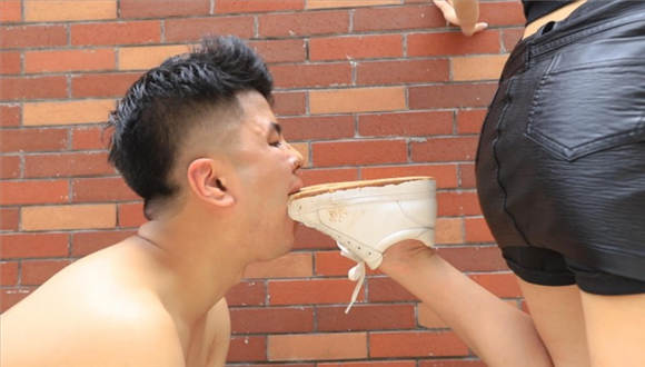 『奴隶岛』—狗嘴清洁泥鞋底（下） YC-200917-5