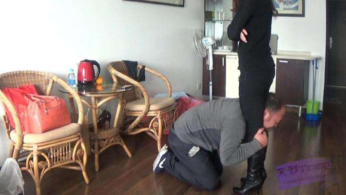 女杀手老大教训废物马仔