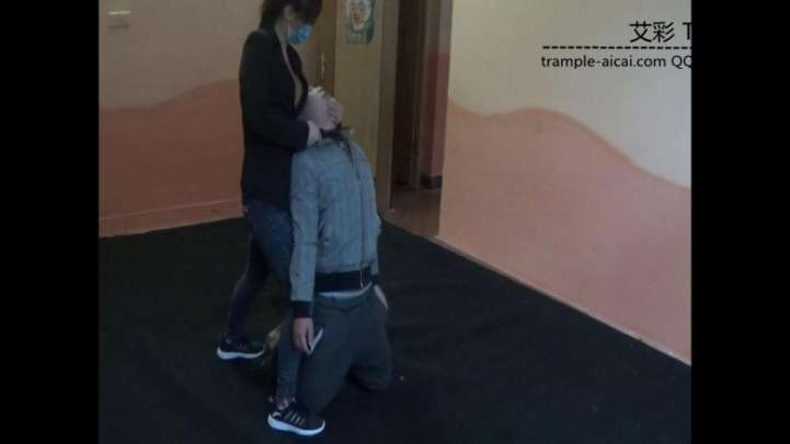 女特工宰杀暴徒。