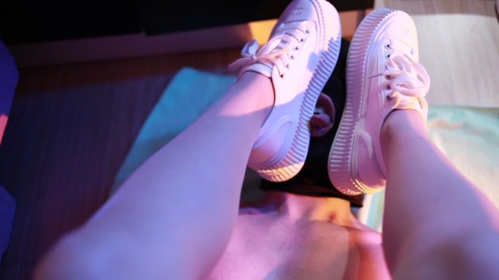 【黑丝诱惑】素女沐沐踩在奴身上换小白鞋 YC-220419-8