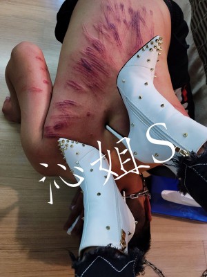 【台湾踩踏俱乐部】沁姐踩头鞭打高压电击 YC-220416-2