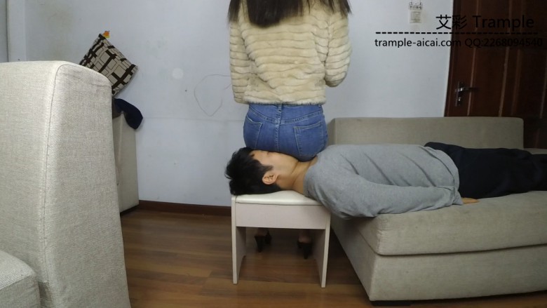 90妹子牛仔裤坐脸