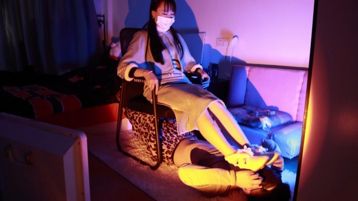 【黑丝诱惑】素人姣姣裸足脚深喉舔旗袍绣花脏鞋底 YC-230114-4