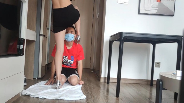 广州小鱼女神性感超短群，高跟凉鞋羞辱贱狗钻胯 YC-230414-6