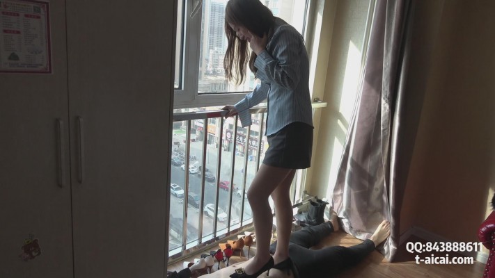 【素人S】欣欣穿四双高跟鞋踩踏小M YC-230416