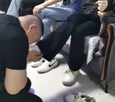 【精神小妹】4素人学生S-轮流原味脚深喉/踩踏/气味羞辱 bf27560