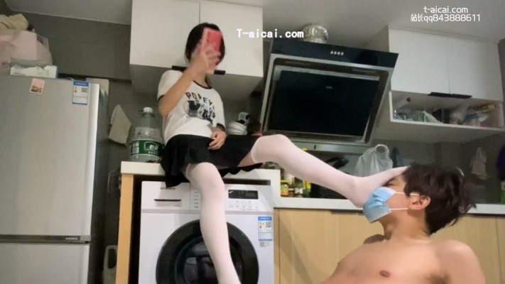 萝莉酱 小云白丝踩爆贱狗