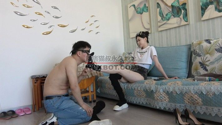 【艾琳S175】踩踏狗脸狗头，强迫贱狗舔鞋底，闻臭脚 YC-230802