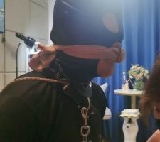 【魔鬼天使】抓猥琐邻居偷鞋被发现-圣水泡面/深喉/骑马踩踏 bf31476