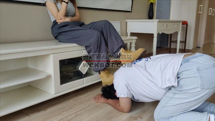 【00后小彤】马丁靴日常调教 舔鞋踩踏 YC-230901-2