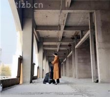 【辣姐】户外荒地遛狗-藤条抽/舔泥巴脏鞋底/骑马 bf35874