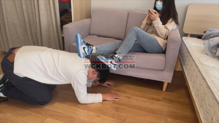 【00后小彤】家奴无意识当脚垫 YC-240301