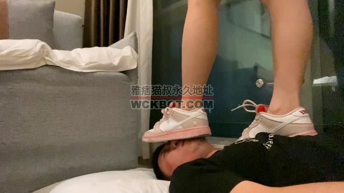 女子校生暴力鞋耳光全体重踩脸