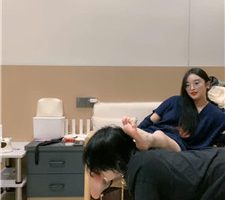 【小羊】给闺蜜戴上手铐舔脚踩狗头 bf39657