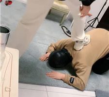 【蜜糖情侣】运动鞋踩虐/舔脏鞋/抽耳光/人体烟灰缸/囚禁狗笼 JS240330-6