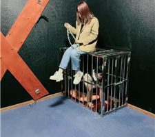 【御萝大人】狗笼囚禁小三母狗/闻脏鞋白袜/挠痒 bf41421