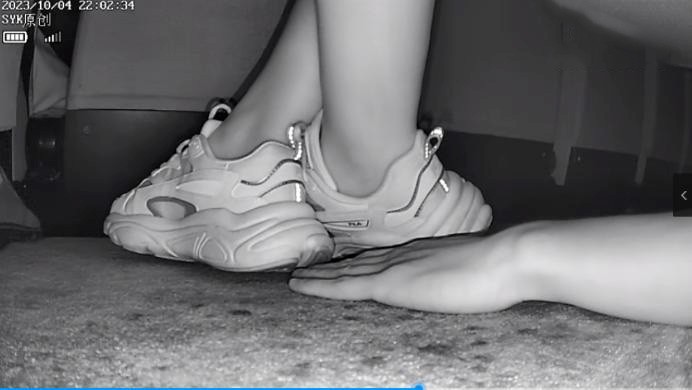 【SYK无意识】FILA厚底踩全手含手臂 被漂亮小姐姐无意识狠踩 YC-240721