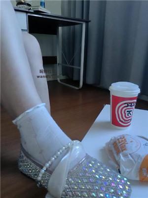 【拽拽】白袜裸足踩踏喂食 JS240909-10