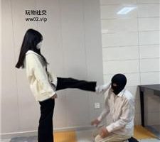 【精神小妹】素人学生主-小白鞋重度踢踹跳踩 bf44574