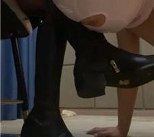 【魔鬼天使】长靴黑丝踩虐脚垫奴 JS241027-12