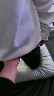 【蝴蝶】情侣奴下跪抢舔酸奶黑丝脚 JS241127-11