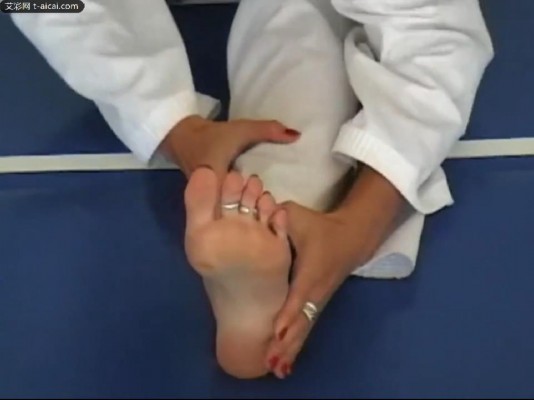 你是来和我打架的，还是来给我舔脚的？空手道女神虐打高大男 bf5817