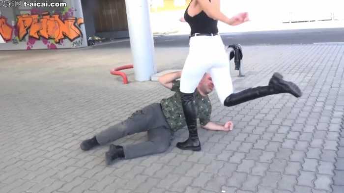 狂揍看门狗！Rea女王也敢拦？瞎了你的狗眼！大皮靴暴踹，踩扁狗 bf2280