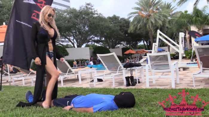 Taylor女王公共场合踩踏暴力跳踩狗奴！狗头被踩得都陷进地里了O-210727-3