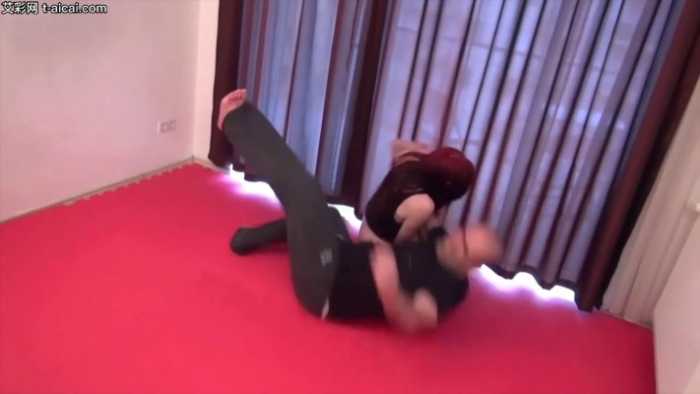 连你爸一起揍！Aura女神1小时暴打贱男父子俩！跳跺踹脸腿绞杀窒息bf23481