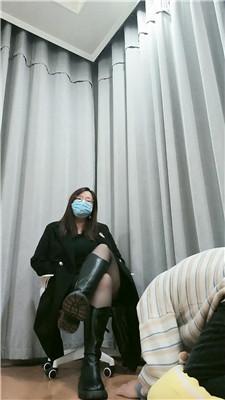 【樊樊大人】舔闻长靴黑丝踩虐地毯奴 JS250106-34