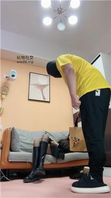 【一唯】外卖小哥偷舔鞋的下场 bf49185