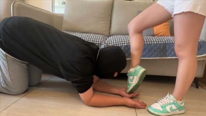 【小鲨鱼殿下】运动鞋全体重踩手踩踏插嘴 YC-250117-4